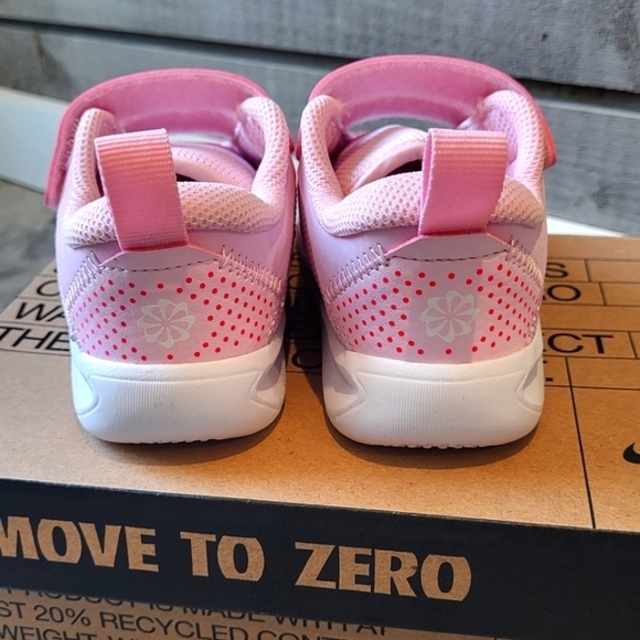Nike Omni Multi-Court TD Pink Foam Kids - Picture 2 of 9